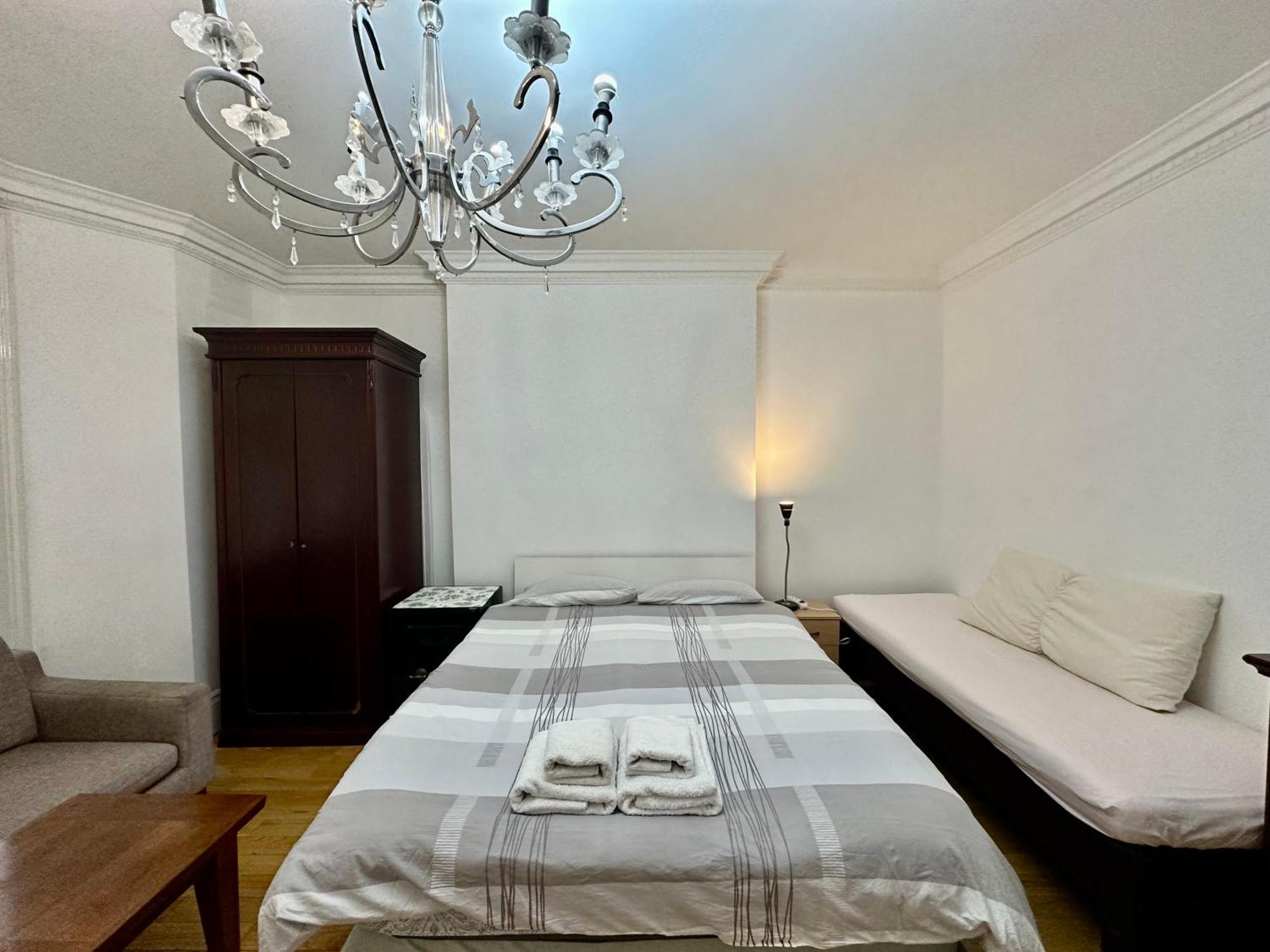 Spacious En Room, Opposite Of Tube Station, 5 Minutes From Oxford Street * Londres