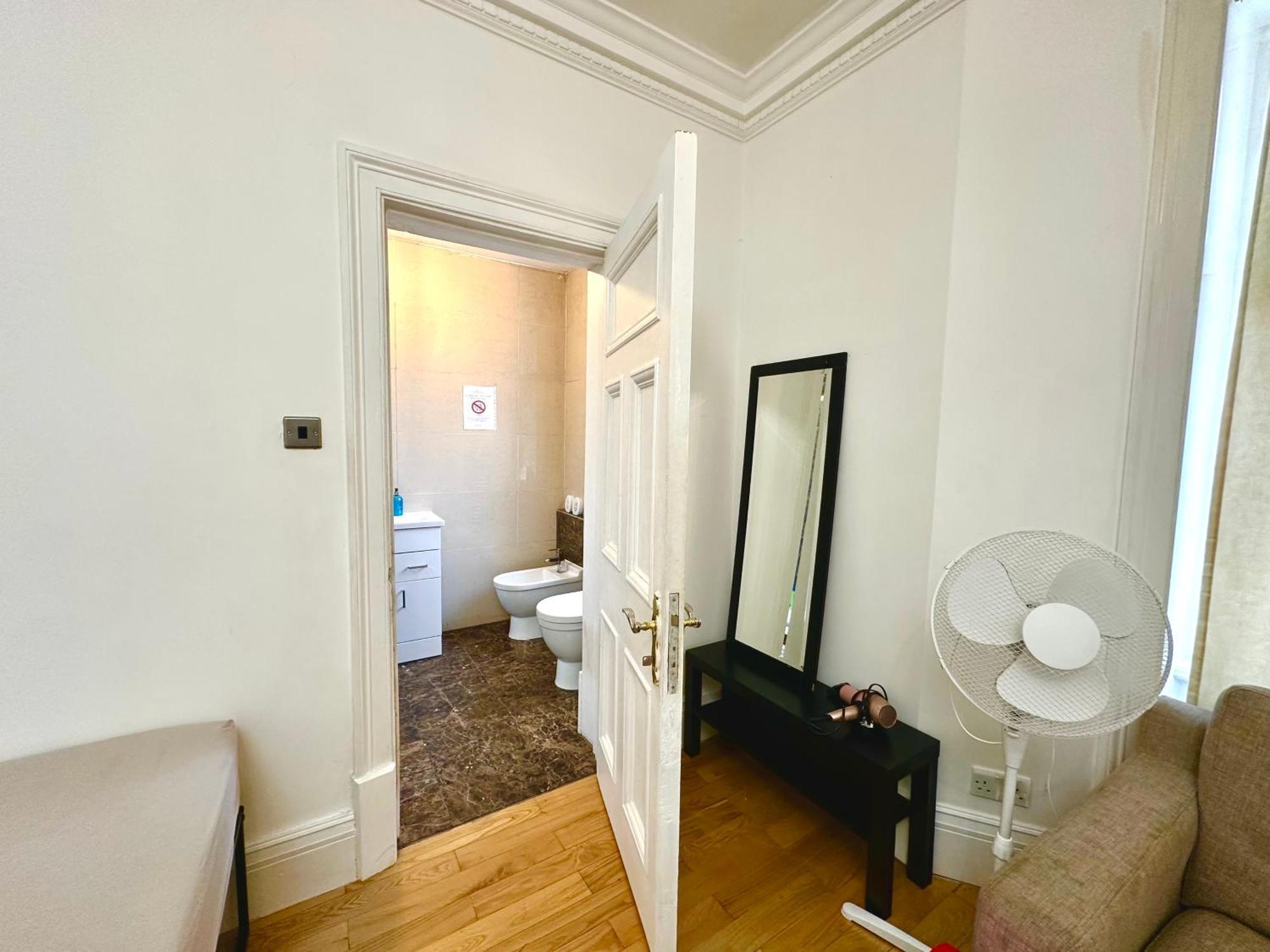 Spacious En Room, Opposite Of Tube Station, 5 Minutes From Oxford Street Londres