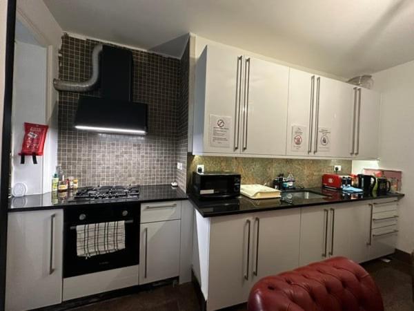 Spacious En Room, Opposite Of Tube Station, 5 Minutes From Oxford Street * Londres