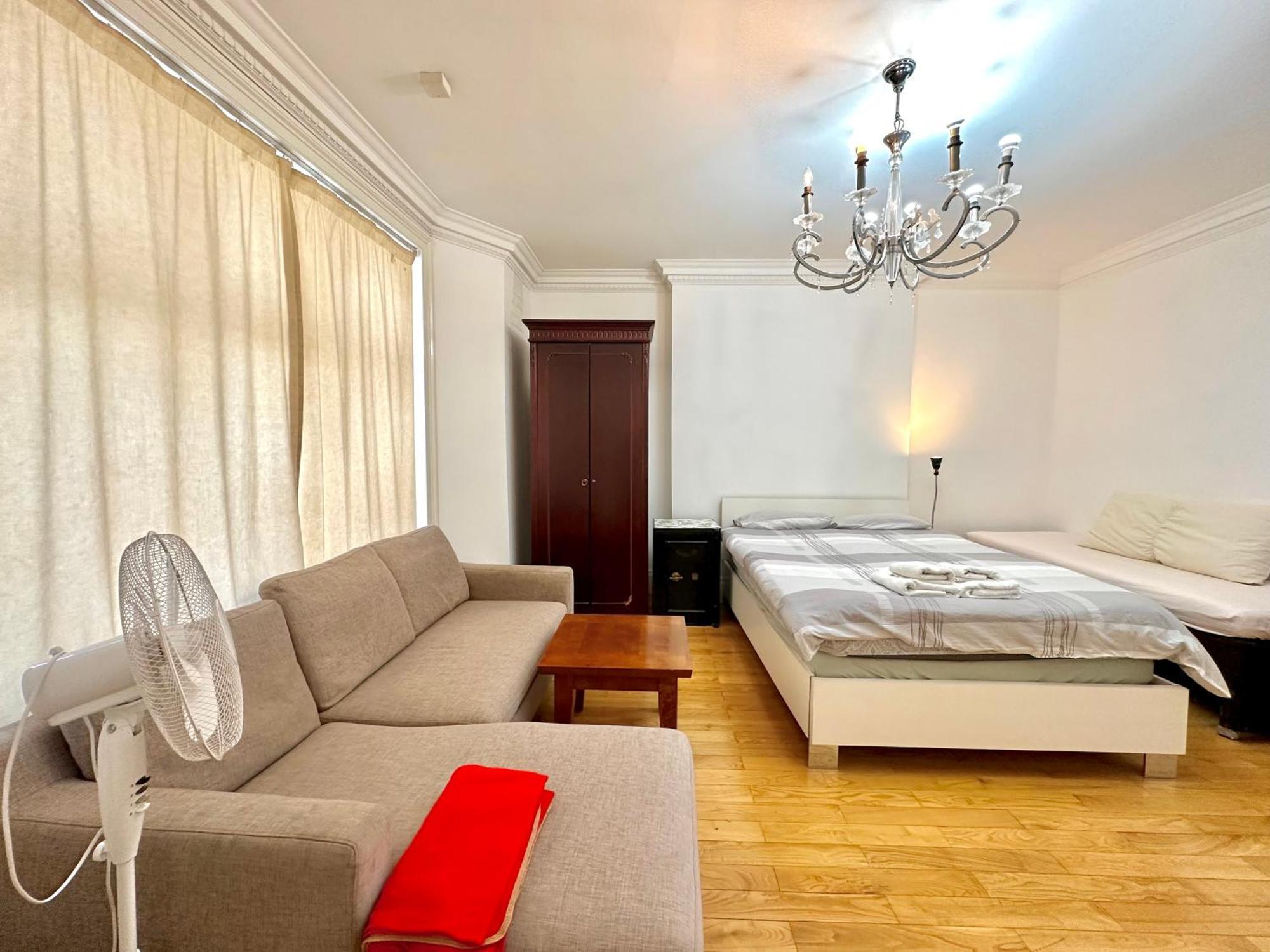 Spacious En Room, Opposite Of Tube Station, 5 Minutes From Oxford Street * Londres