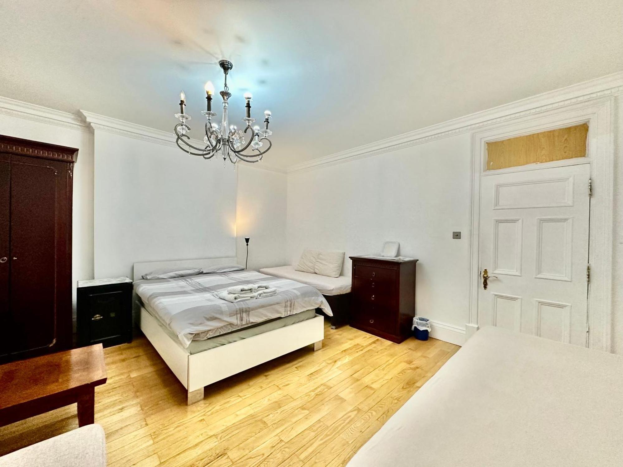 Spacious En Room, Opposite Of Tube Station, 5 Minutes From Oxford Street Casa de hóspedes Londres