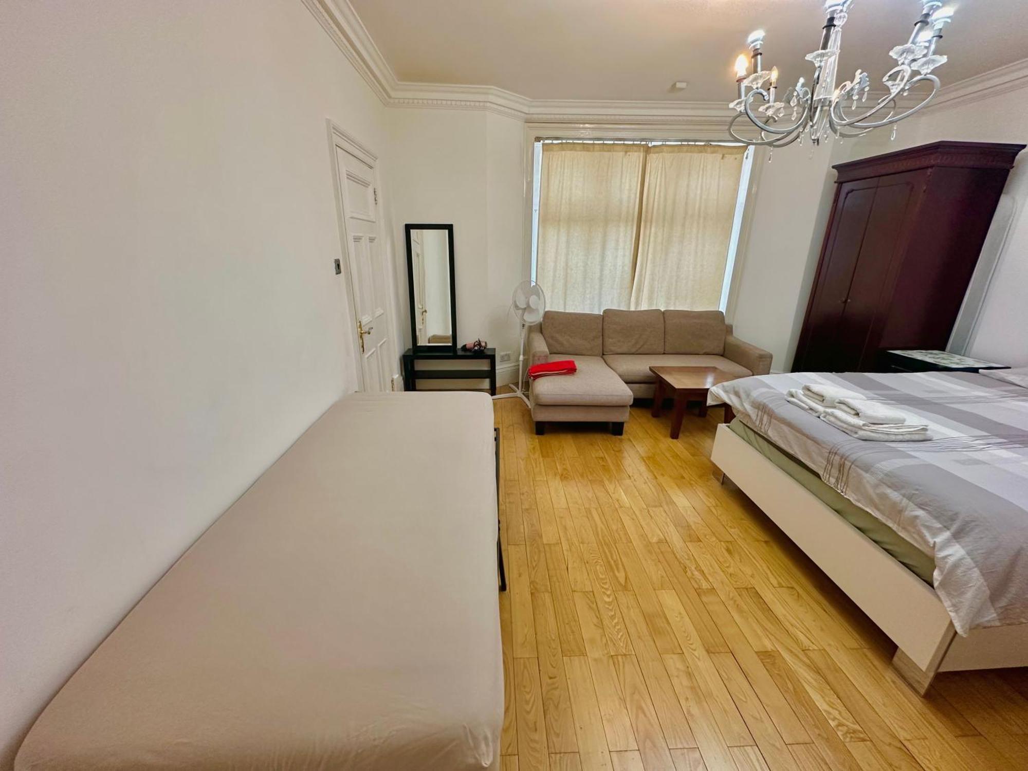Spacious En Room, Opposite Of Tube Station, 5 Minutes From Oxford Street Londres
